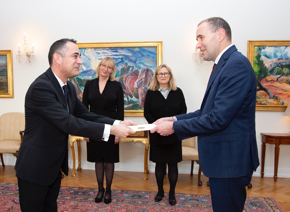 Осло: Амбасадор Петровић предао акредитивна писма председнику Исланда ...