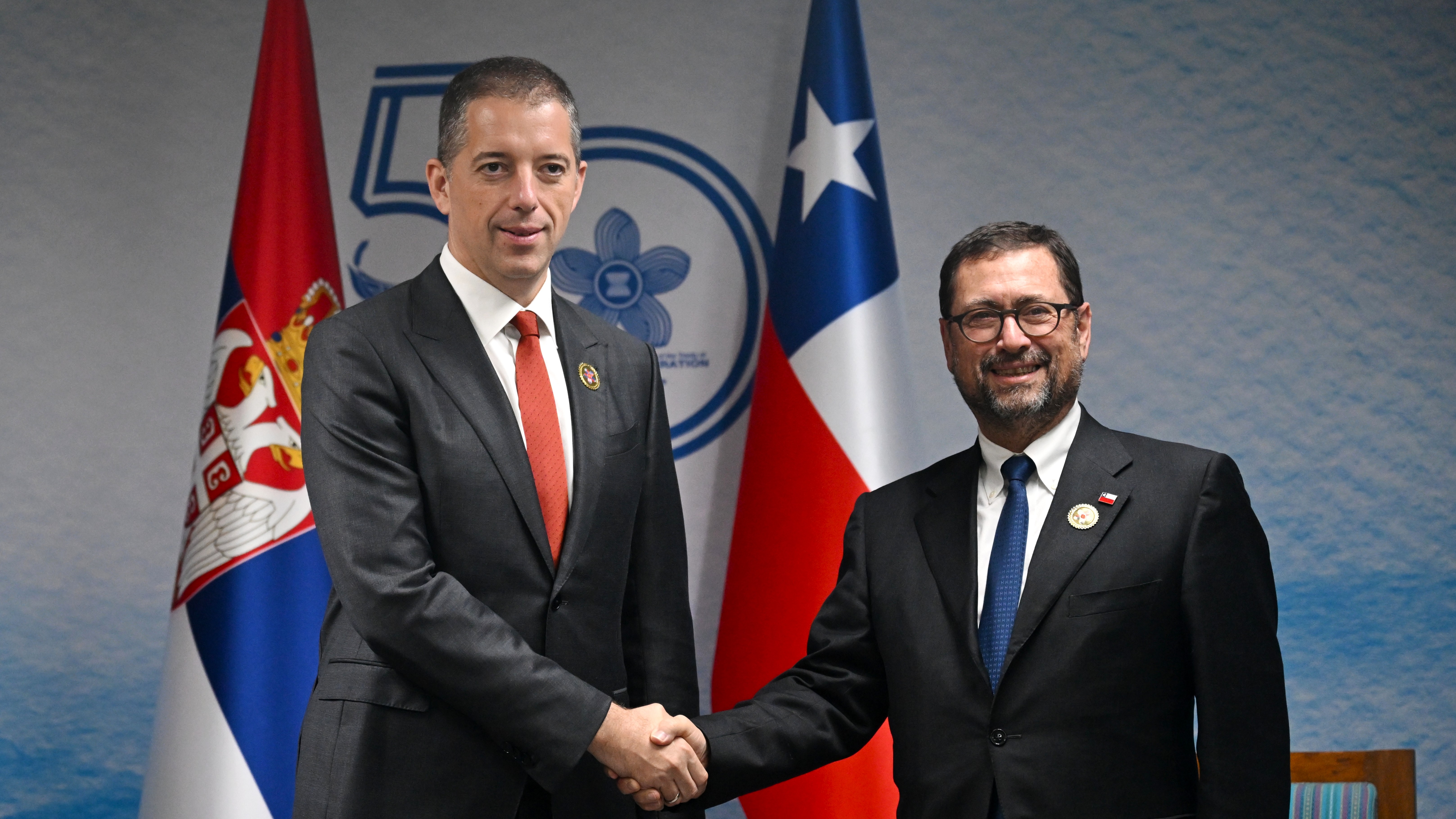 Đurić Confers with Chilean Foreign Minister in Manila